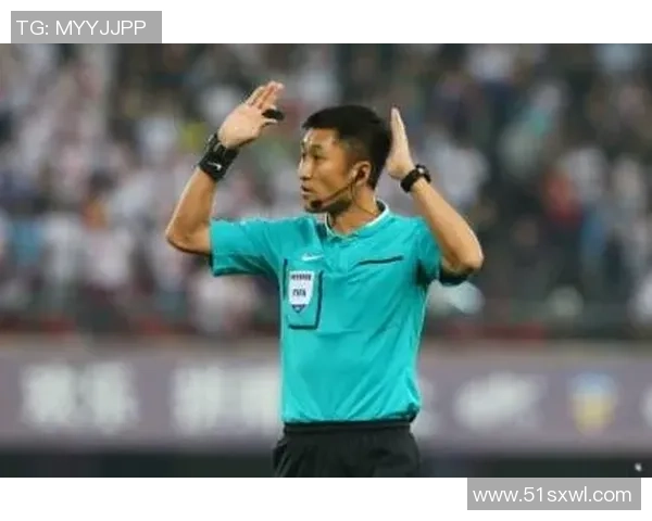 足球明星左脚大力射门展现惊人技巧与力量引发球迷热烈追捧